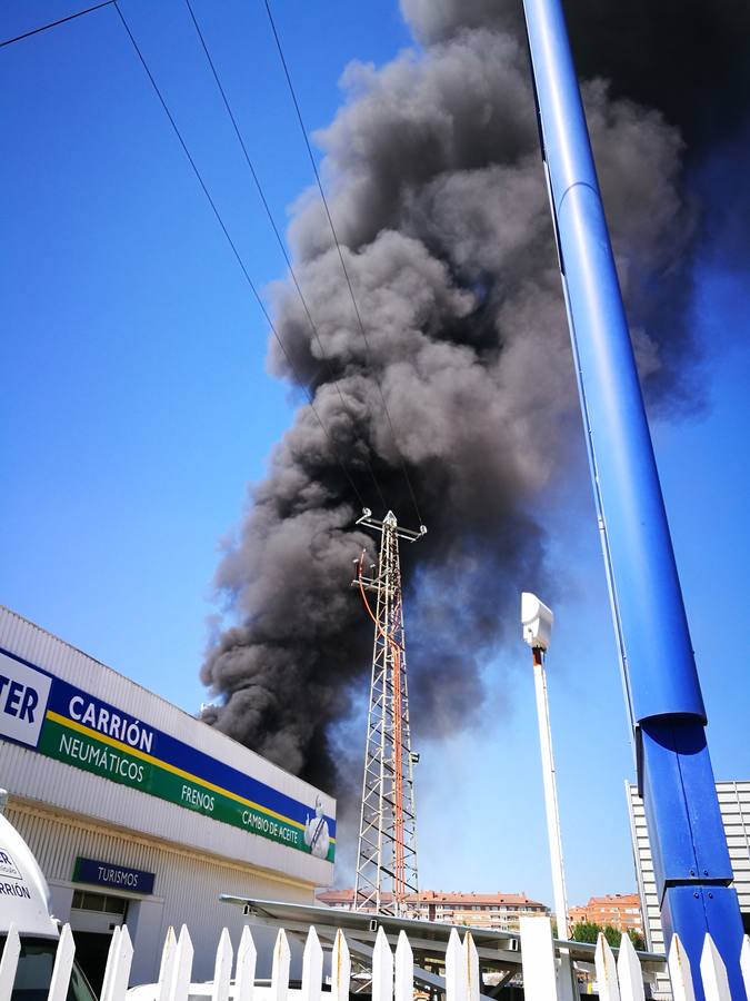 Incendio en un taller de neumáticos de Valladolid