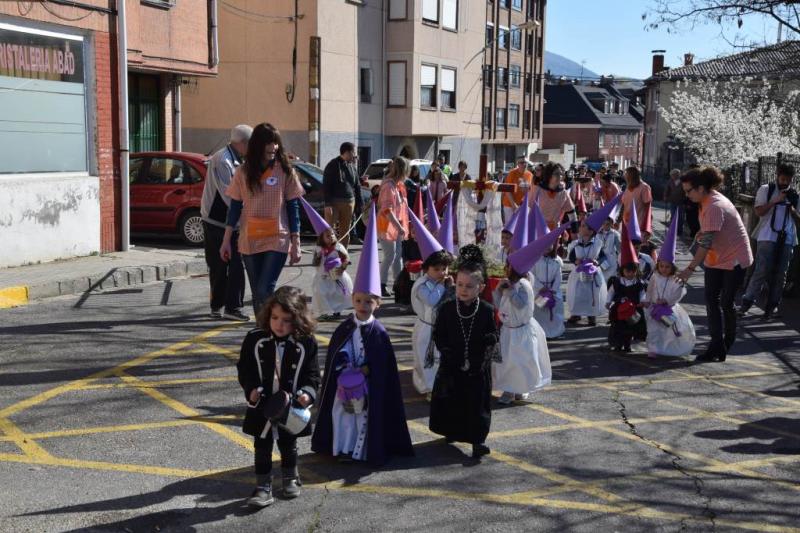 Desfile procesional organizado por la guardería Apeninos de Guardo