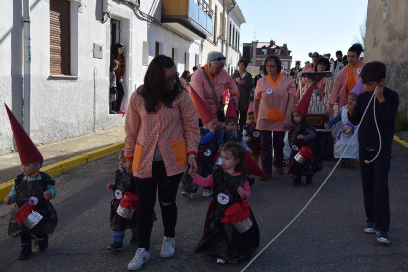 Desfile procesional organizado por la guardería Apeninos de Guardo