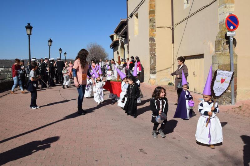 Desfile procesional organizado por la guardería Apeninos de Guardo