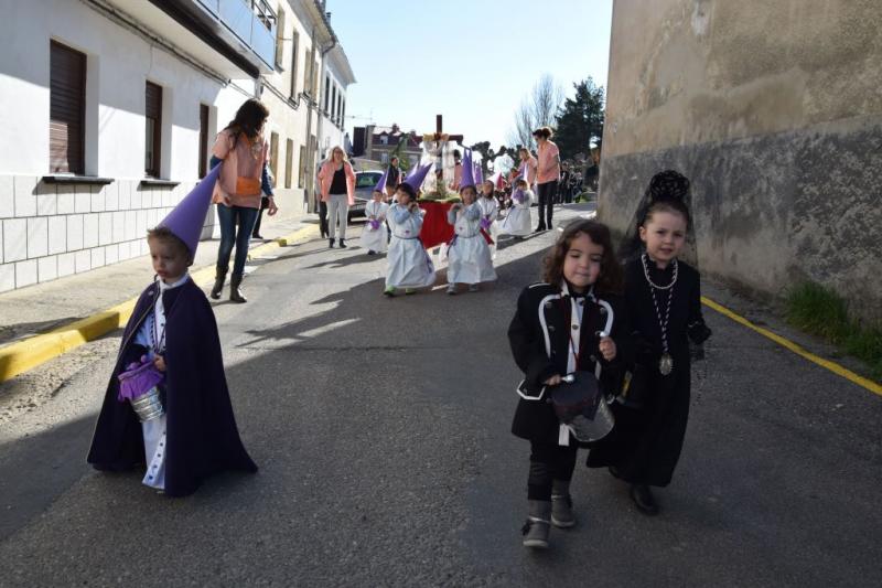 Desfile procesional organizado por la guardería Apeninos de Guardo