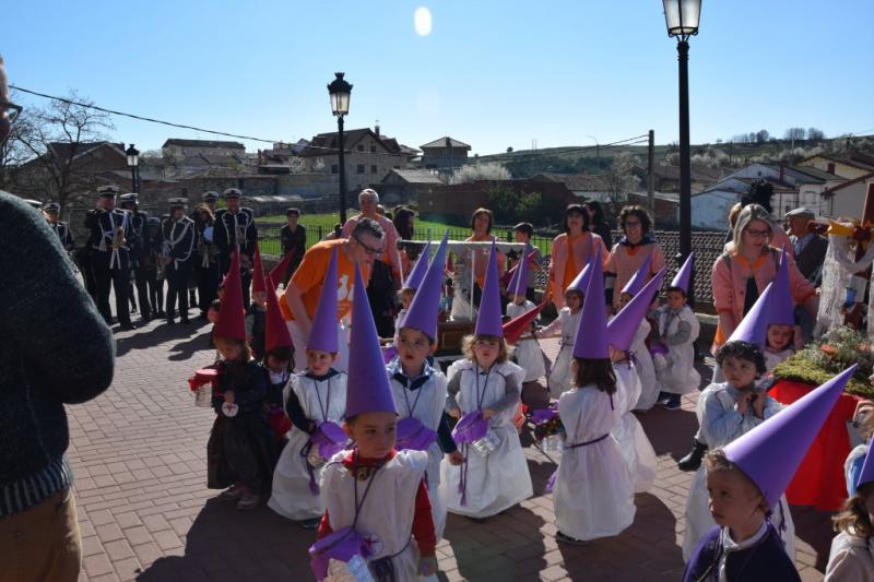 Desfile procesional organizado por la guardería Apeninos de Guardo