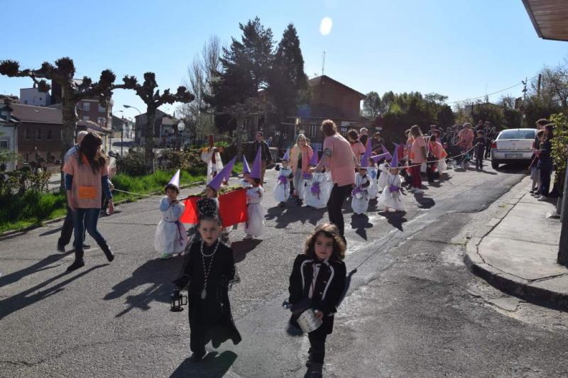 Desfile procesional organizado por la guardería Apeninos de Guardo