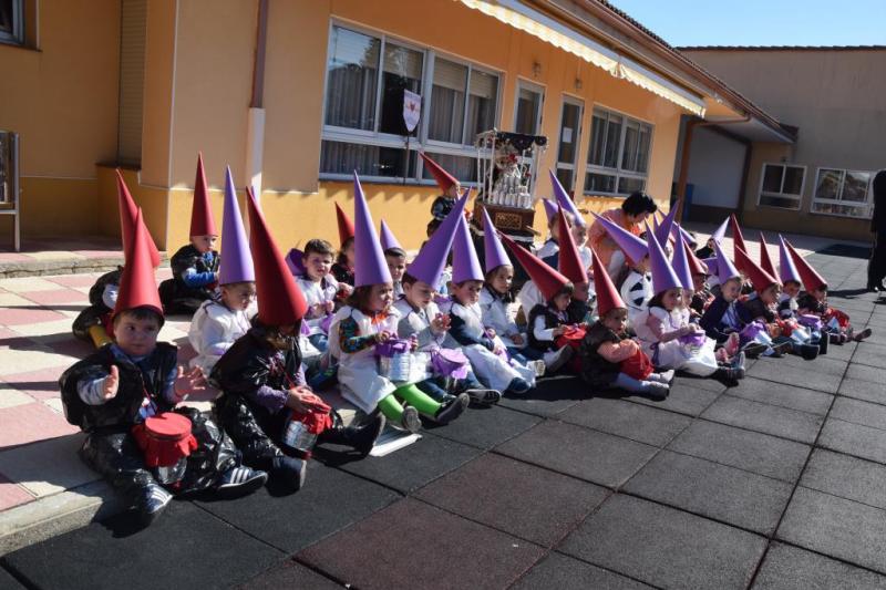 Desfile procesional organizado por la guardería Apeninos de Guardo