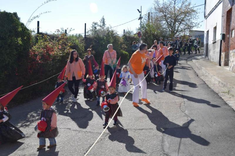 Desfile procesional organizado por la guardería Apeninos de Guardo