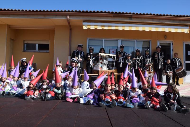 Desfile procesional organizado por la guardería Apeninos de Guardo