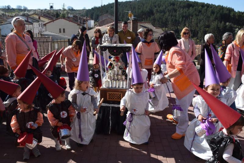 Desfile procesional organizado por la guardería Apeninos de Guardo