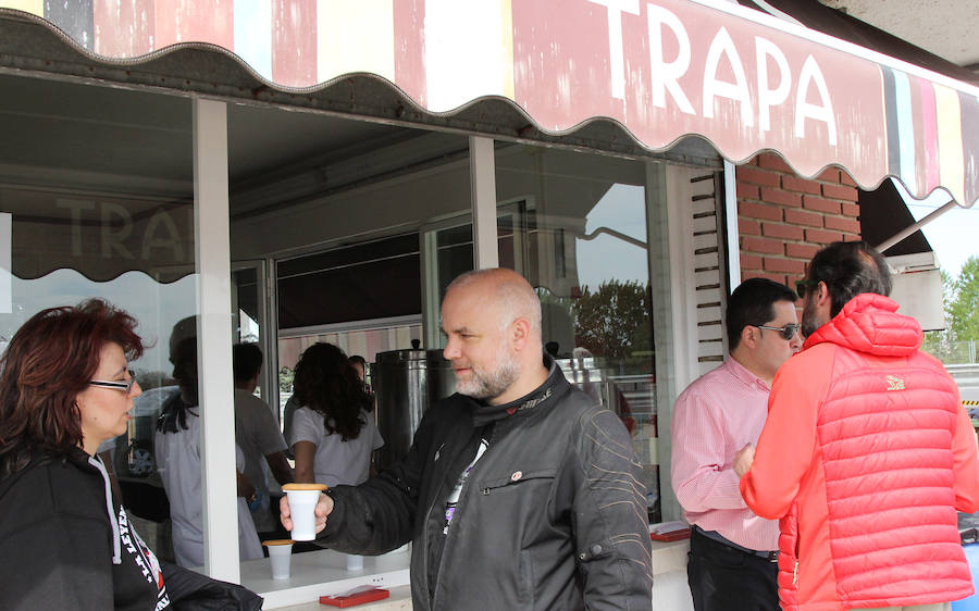 Trapa reparte chocolate en Dueñas para celebrar la Semana Santa