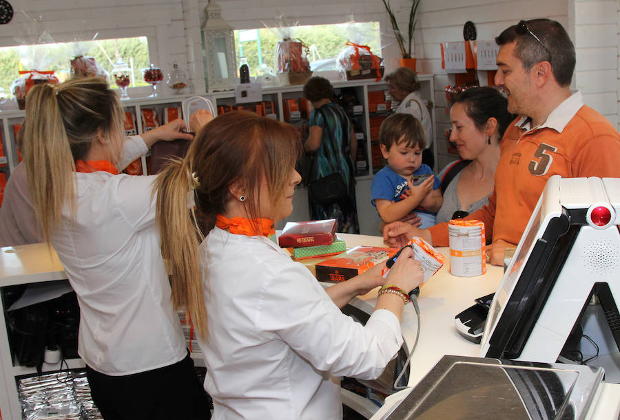 Trapa reparte chocolate en Dueñas para celebrar la Semana Santa
