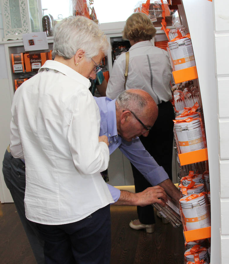 Trapa reparte chocolate en Dueñas para celebrar la Semana Santa