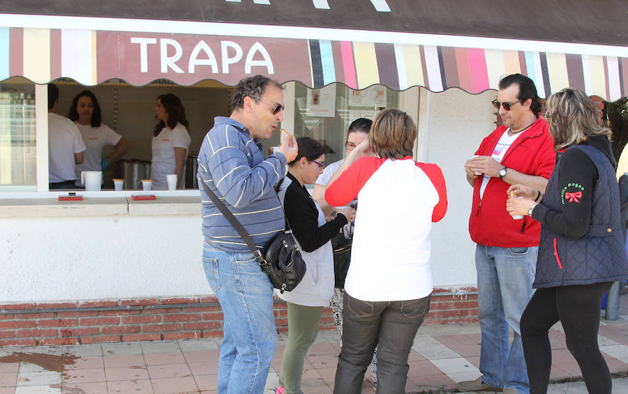 Trapa reparte chocolate en Dueñas para celebrar la Semana Santa