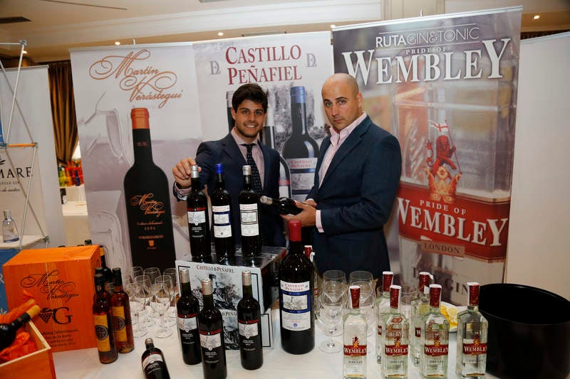 Exhibiciones y clases prácticas sobre la elaboración de cócteles y combinados en el Hotel Castilla Vieja de Palencia