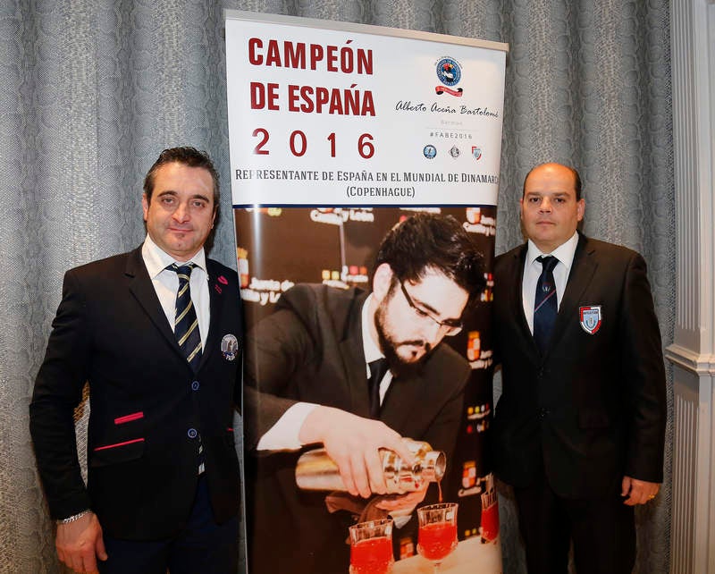 Exhibiciones y clases prácticas sobre la elaboración de cócteles y combinados en el Hotel Castilla Vieja de Palencia