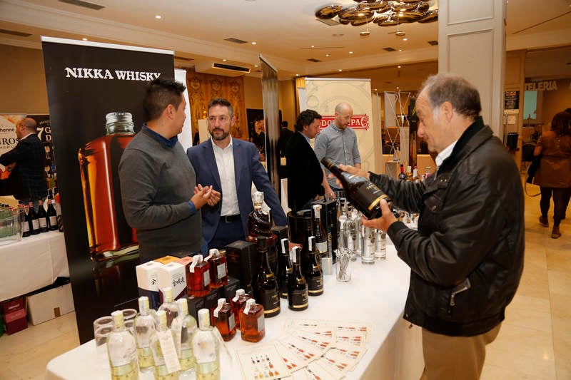 Exhibiciones y clases prácticas sobre la elaboración de cócteles y combinados en el Hotel Castilla Vieja de Palencia