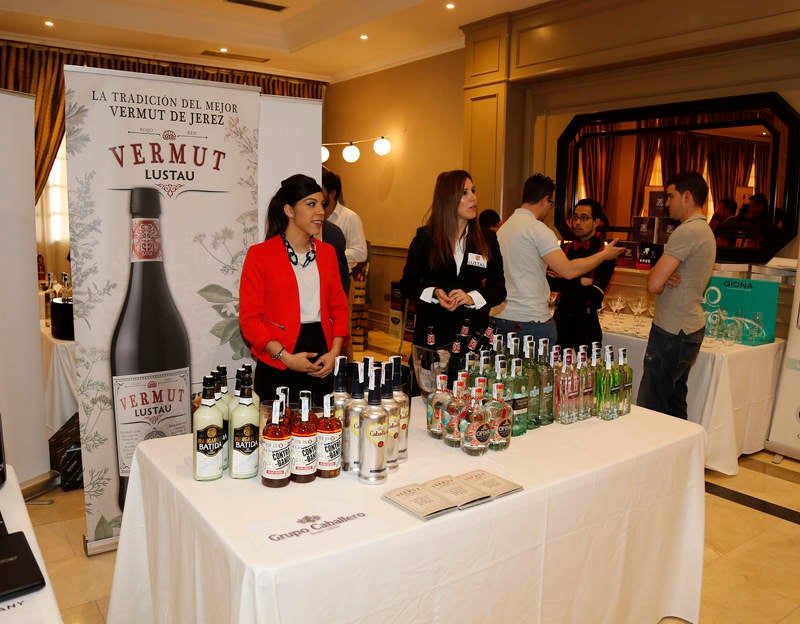 Exhibiciones y clases prácticas sobre la elaboración de cócteles y combinados en el Hotel Castilla Vieja de Palencia