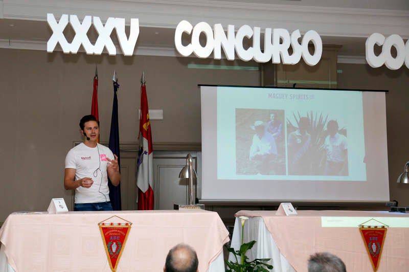 Exhibiciones y clases prácticas sobre la elaboración de cócteles y combinados en el Hotel Castilla Vieja de Palencia