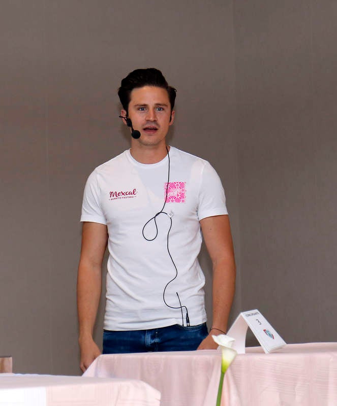 Exhibiciones y clases prácticas sobre la elaboración de cócteles y combinados en el Hotel Castilla Vieja de Palencia