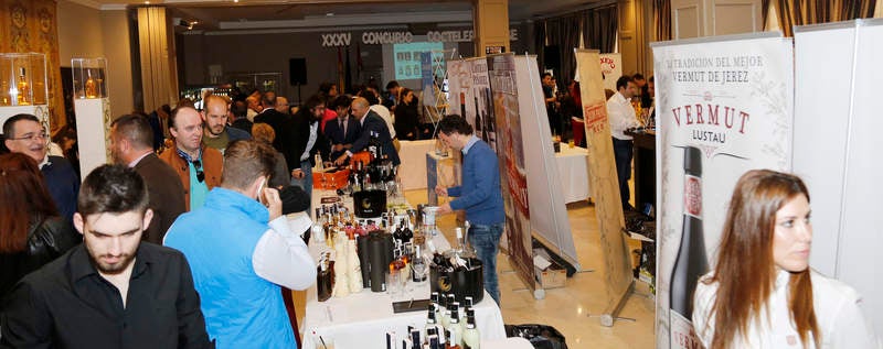 Exhibiciones y clases prácticas sobre la elaboración de cócteles y combinados en el Hotel Castilla Vieja de Palencia