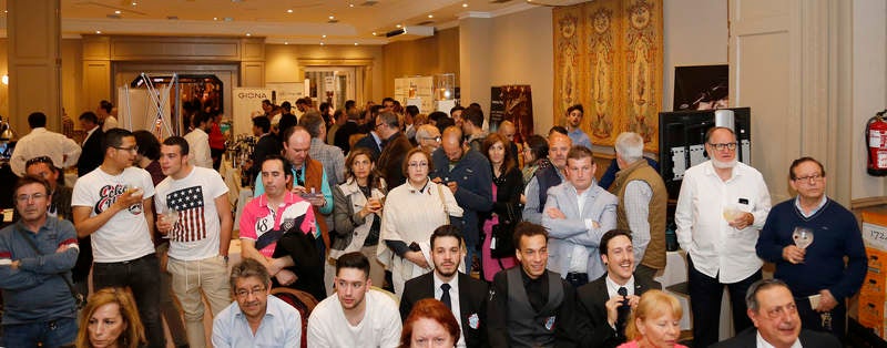 Exhibiciones y clases prácticas sobre la elaboración de cócteles y combinados en el Hotel Castilla Vieja de Palencia