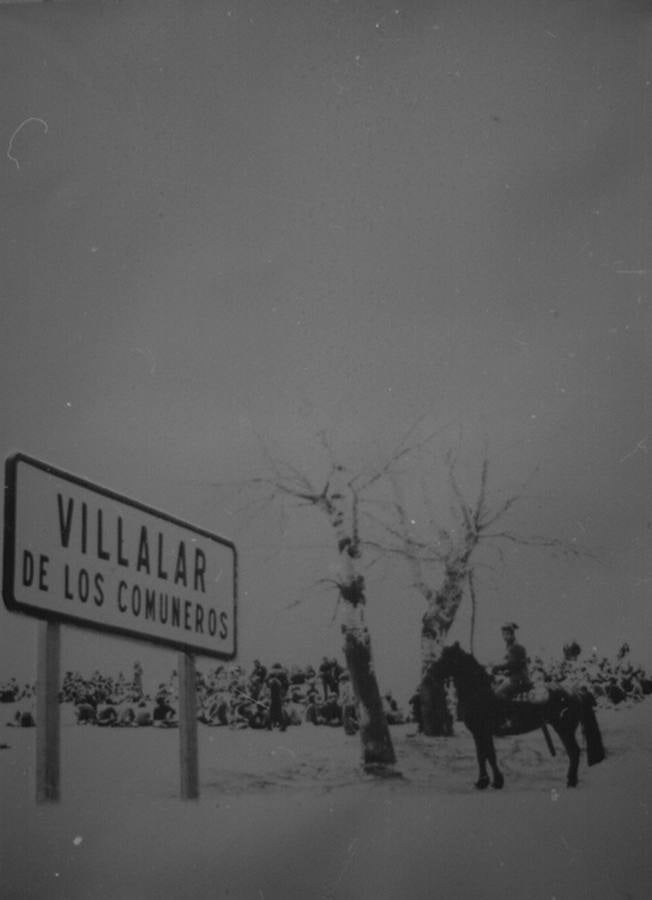 1976. Un guardia civil a caballo observa a los manifestantes que asistieron a la primera cita en la campa de Villalar.