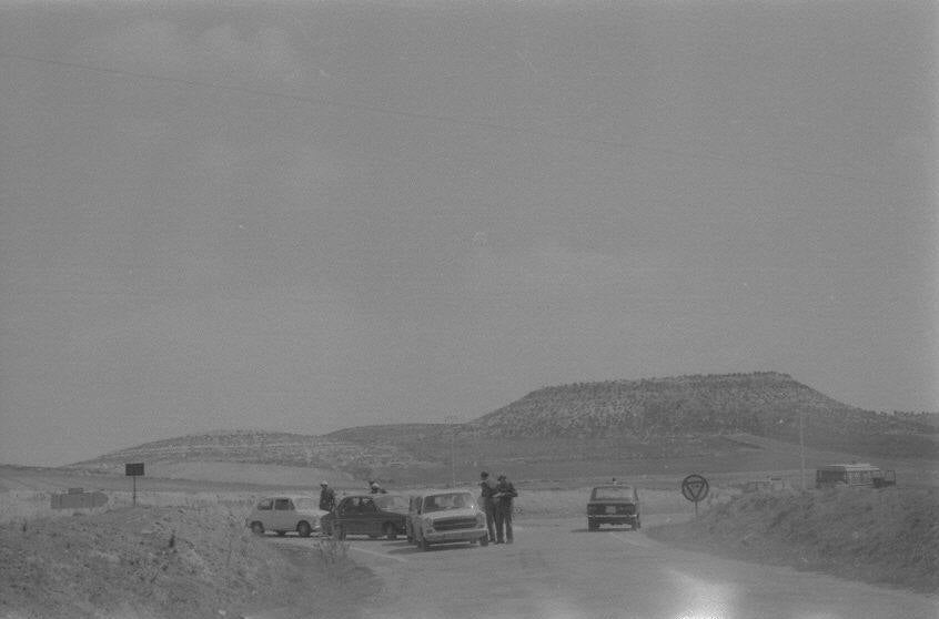 1976. La Guardia Civil controla el acceso a la campa de Villalar durante la primera conmemoración del Día de la Comunidad.