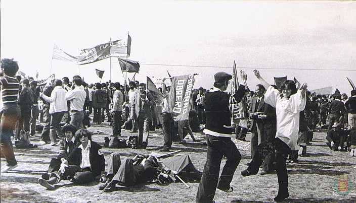 1978. Asistentes a la celebración del Día de la Comunidad portan banderas en la campa de Villalar.