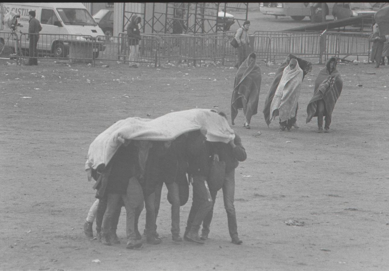 1986. Asistentes a la fiesta de Villalar se cubren con mantas para combatir el frío.