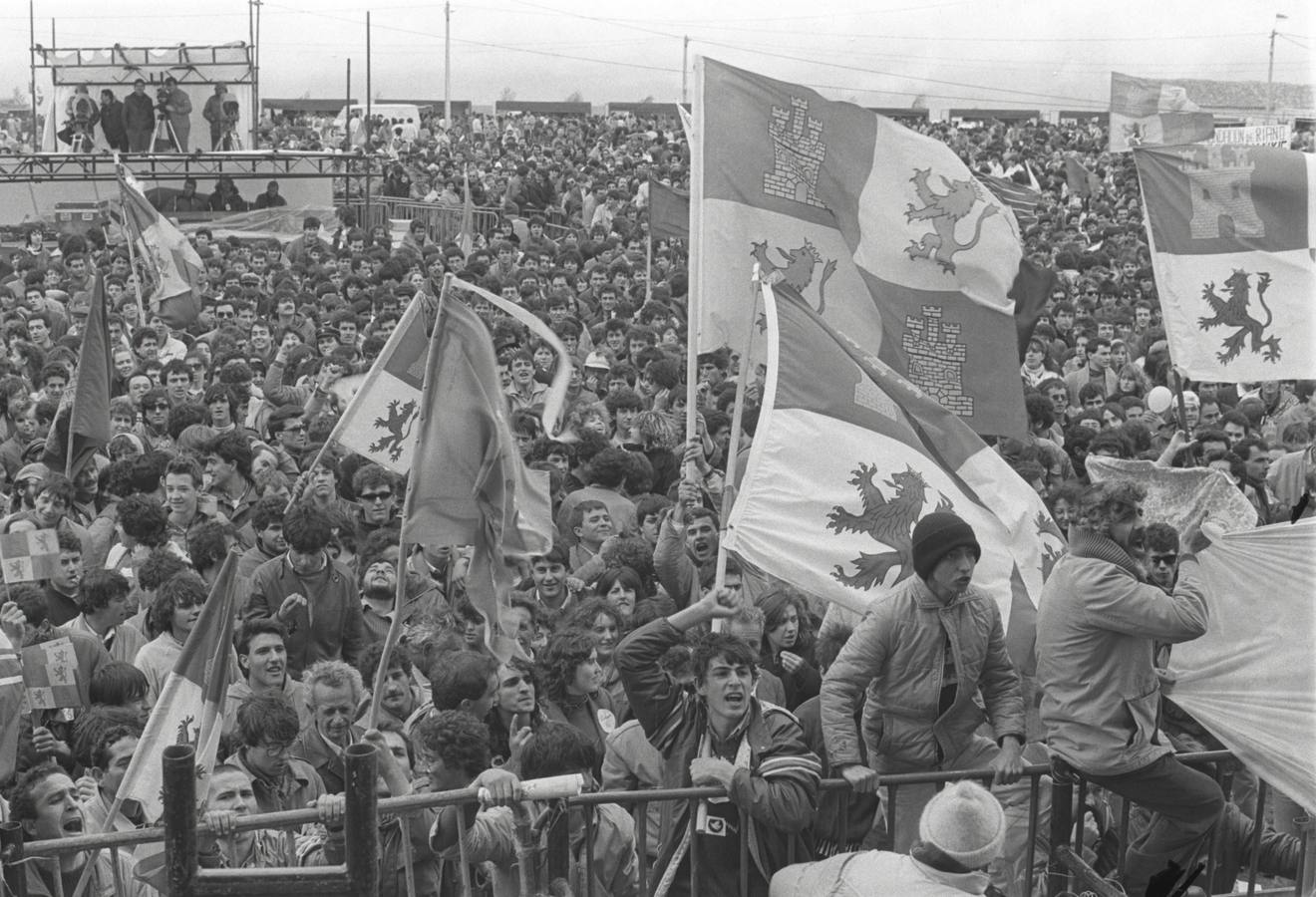 Asistentes a la fiesta de Villalar de 1986.