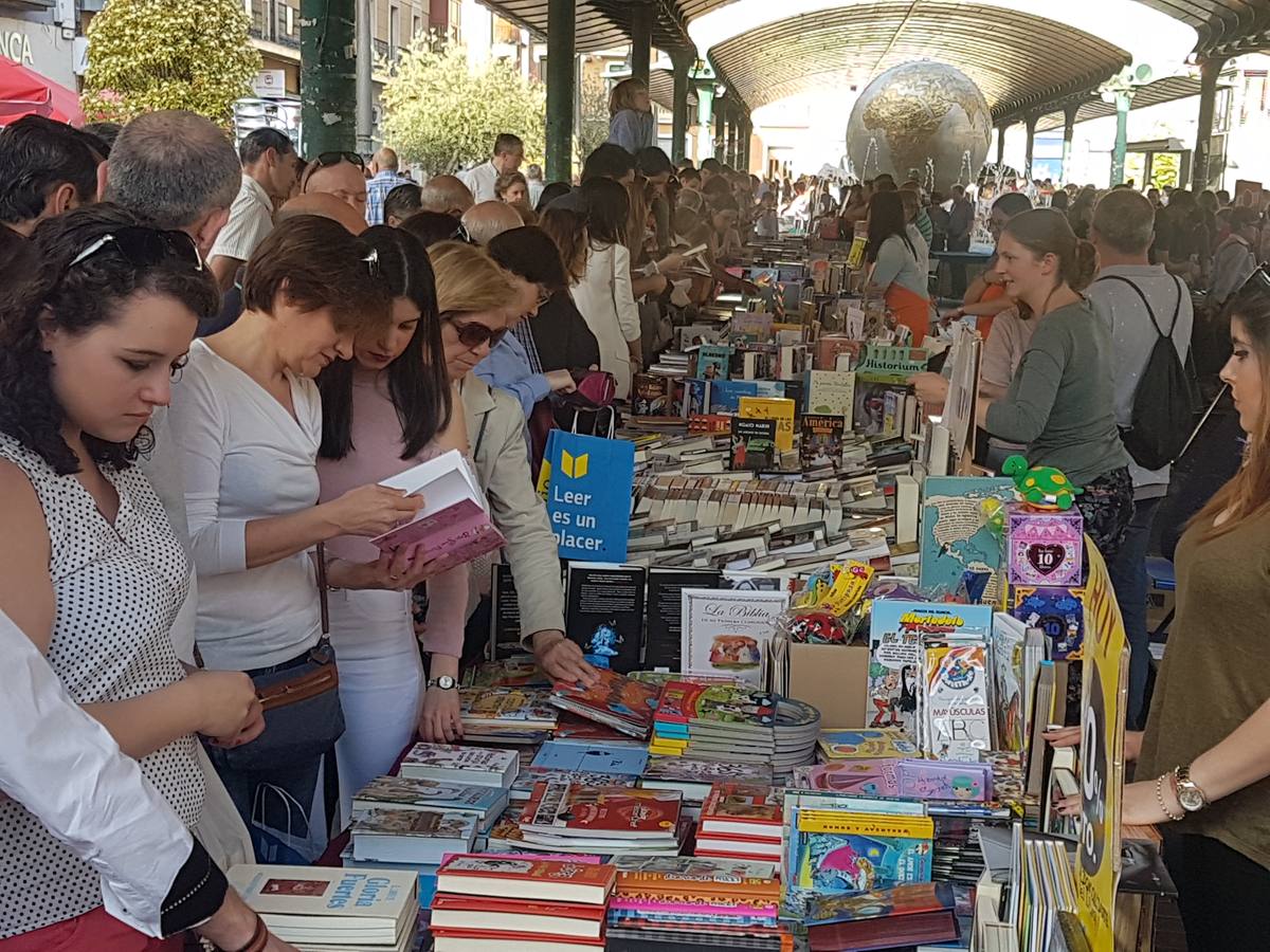 Celebración del Día del Libro en la Plaza España de Valladolid