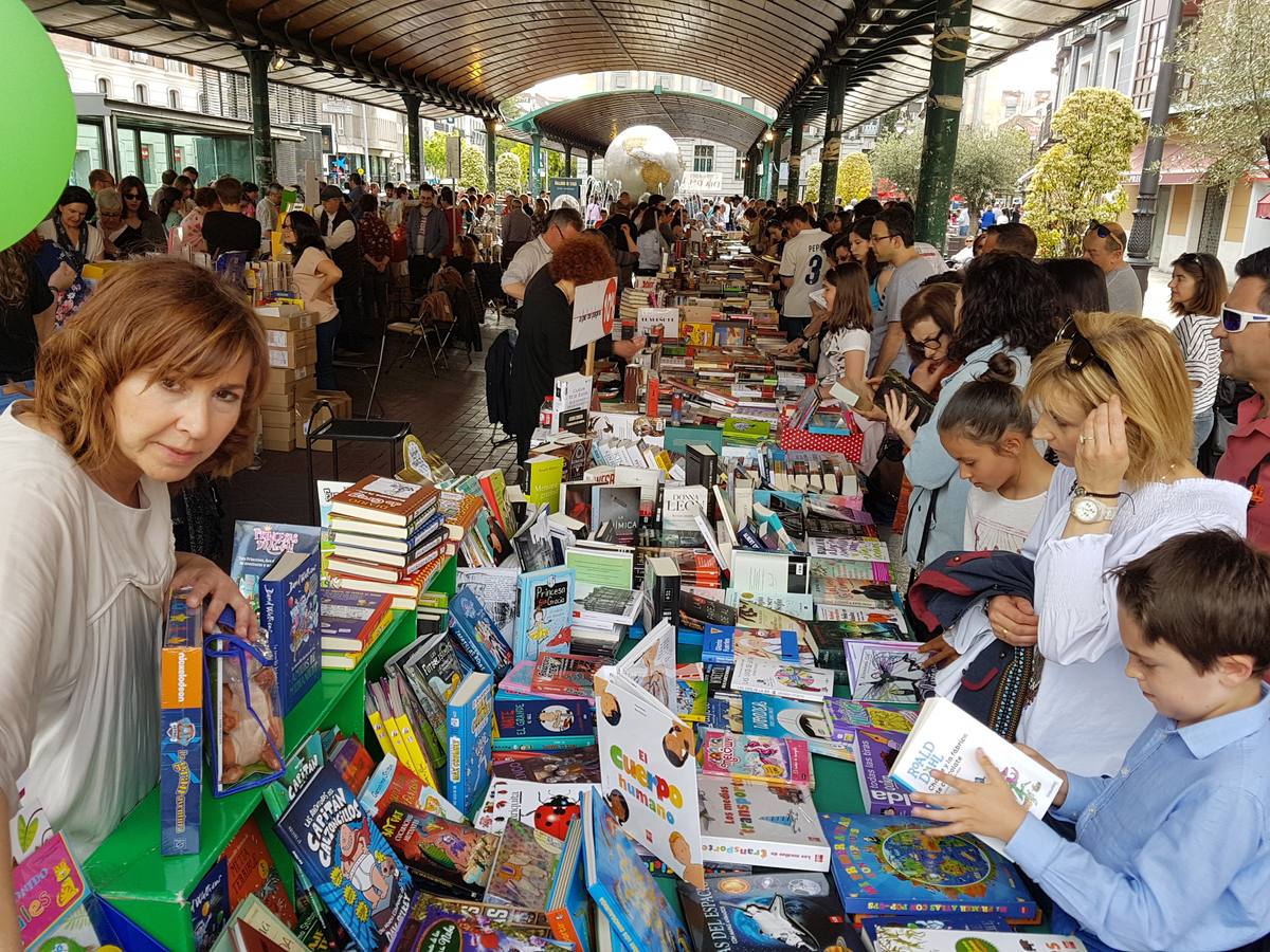 Celebración del Día del Libro en la Plaza España de Valladolid