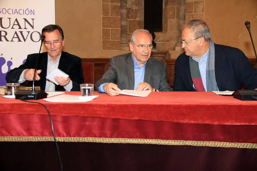 Alfonso Guerra visita la Real Academia de Historia y Arte de San Quirce en Segovia