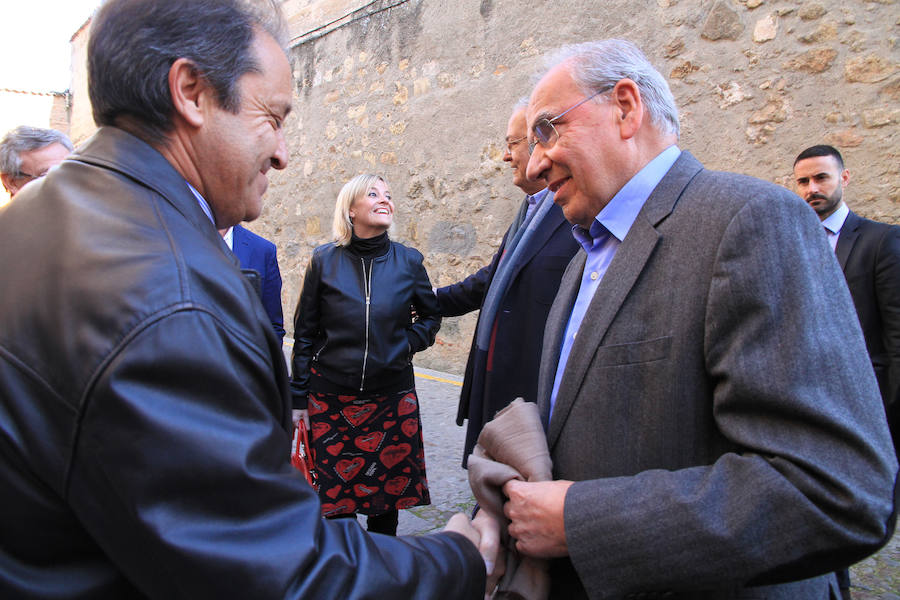 Alfonso Guerra visita la Real Academia de Historia y Arte de San Quirce en Segovia