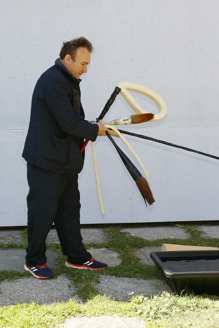 Miquel Barceló realiza una performance en el Colegio Arzobispo Fonseca de Salamanca