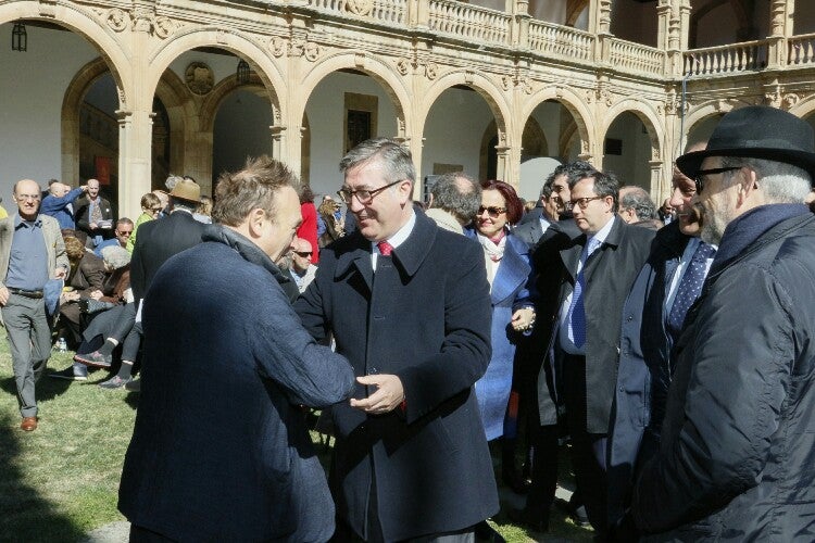 Miquel Barceló realiza una performance en el Colegio Arzobispo Fonseca de Salamanca