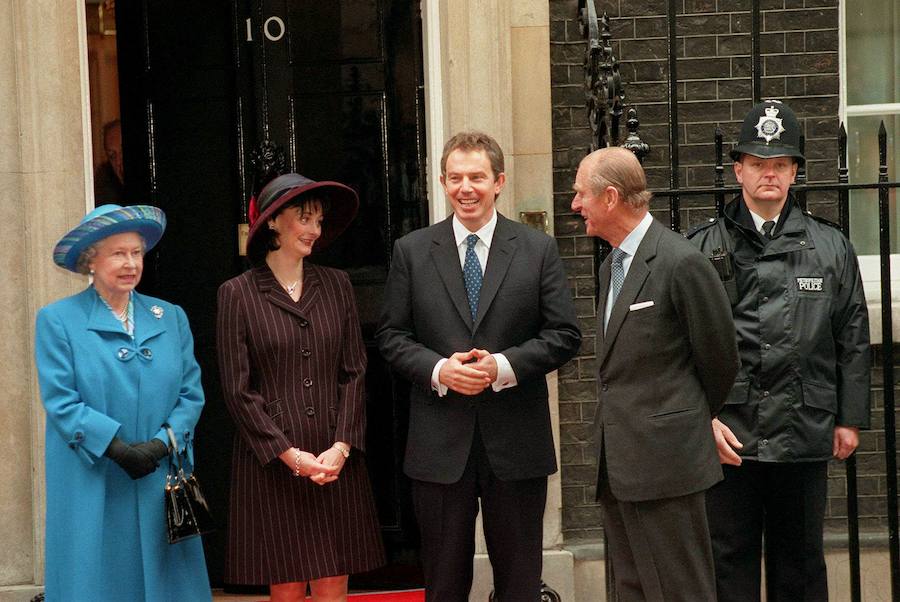 La reina Isabel II de Inglaterra y su marido, el duque de Edimburgo, con el matrimonio Blair, en el 50 aniversario de su matrimonio en 1997.