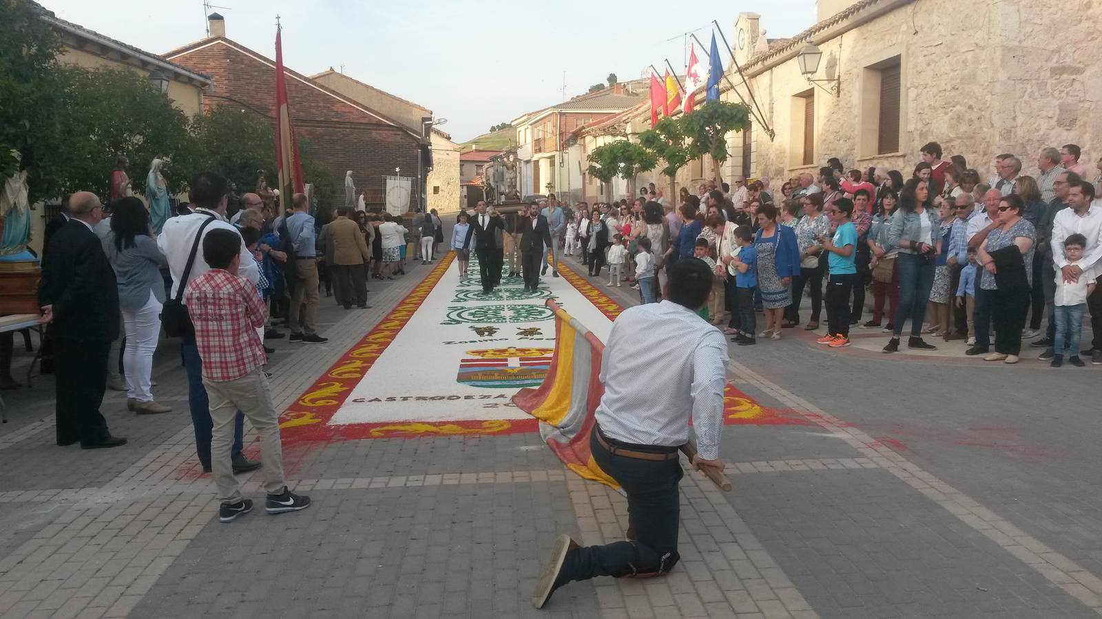 Los vecinos de Castrodeza honran a San Miguel