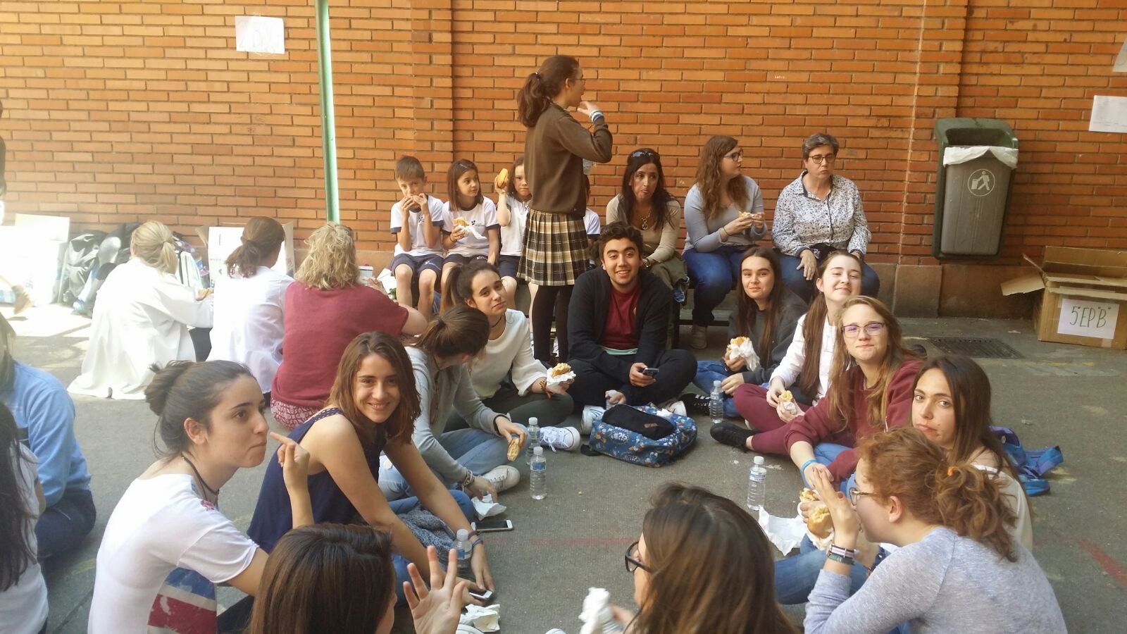 Bocata solidario en el colegio Santa Teresa de Jesús de Valladolid