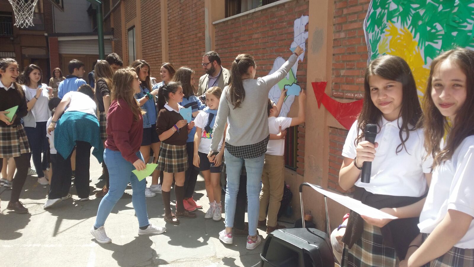 Bocata solidario en el colegio Santa Teresa de Jesús de Valladolid