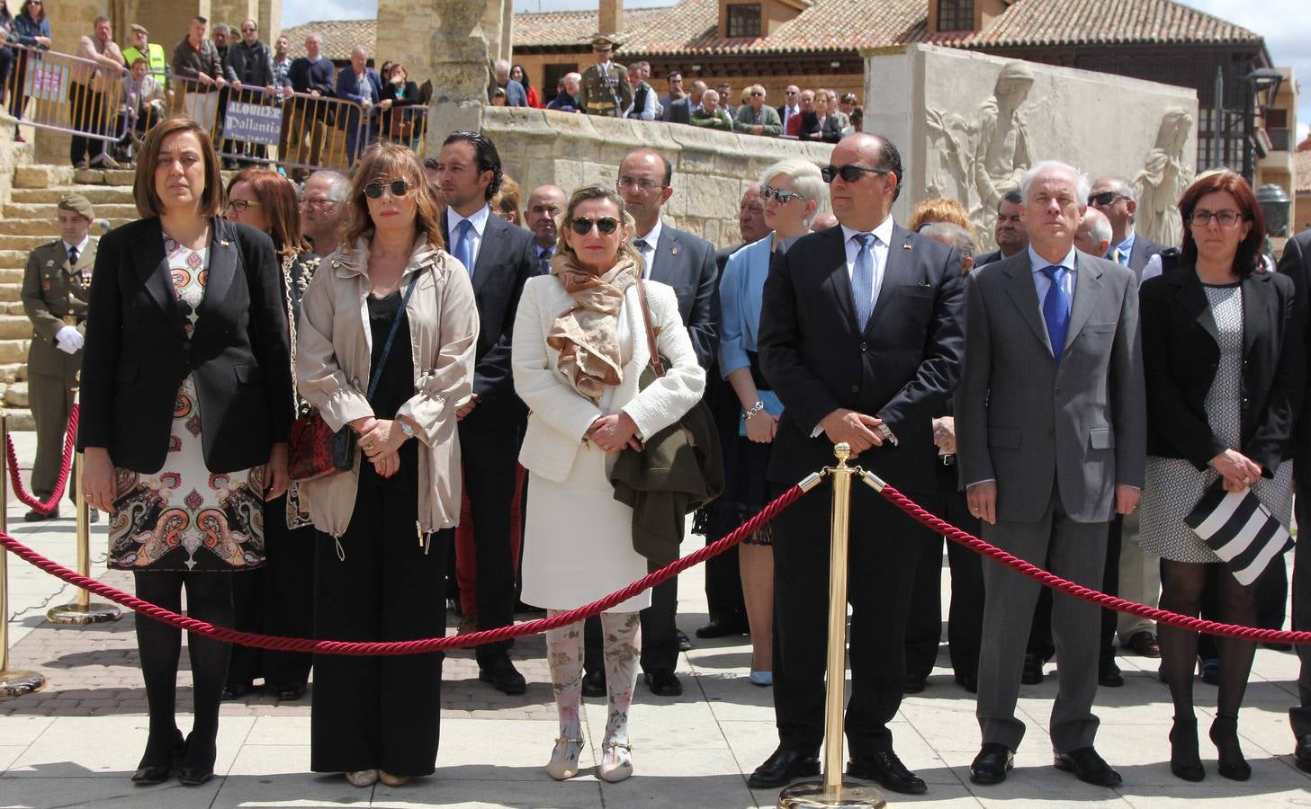 Paredes de Nava rinde honores a las Fuerzas Armadas (1/2)