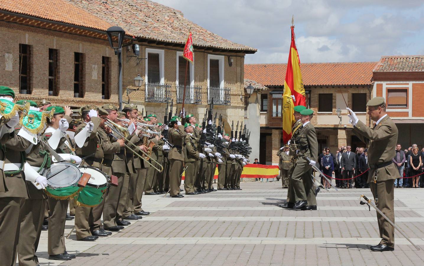 Paredes de Nava rinde honores a las Fuerzas Armadas (1/2)