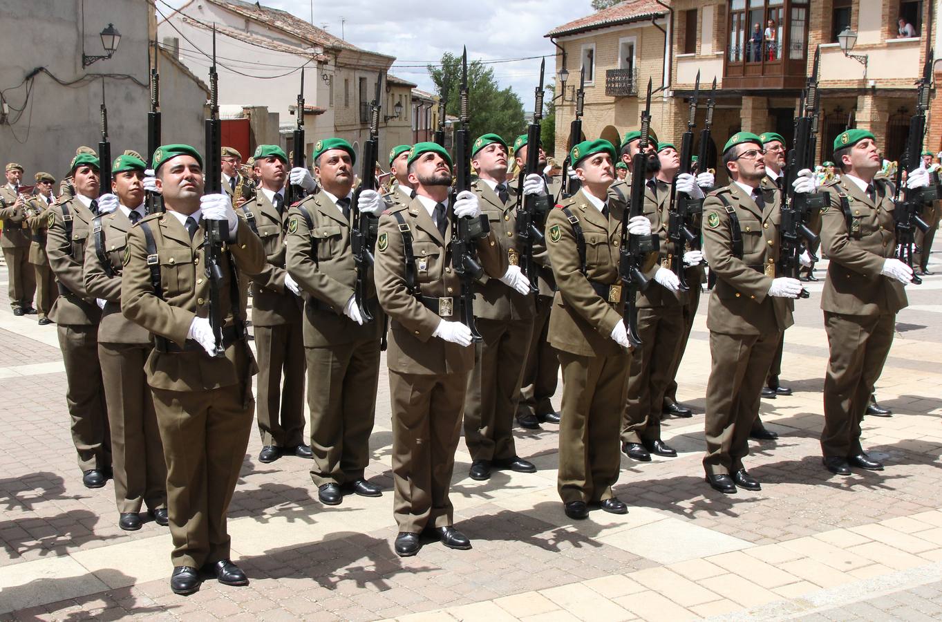 Paredes de Nava rinde honores a las Fuerzas Armadas (1/2)