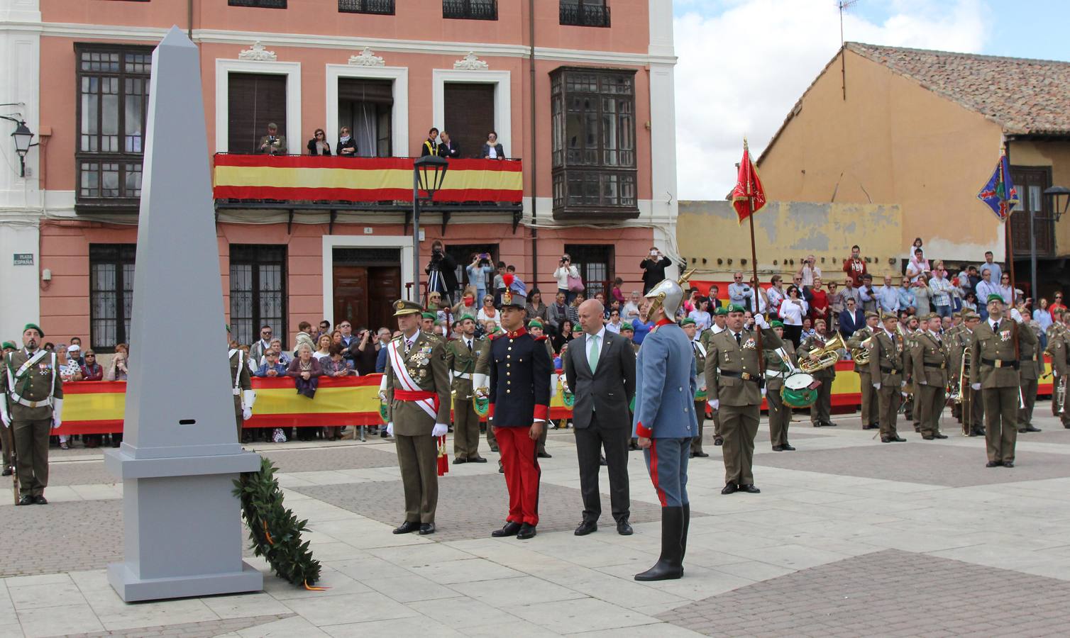 Paredes de Nava rinde honores a las Fuerzas Armadas (1/2)