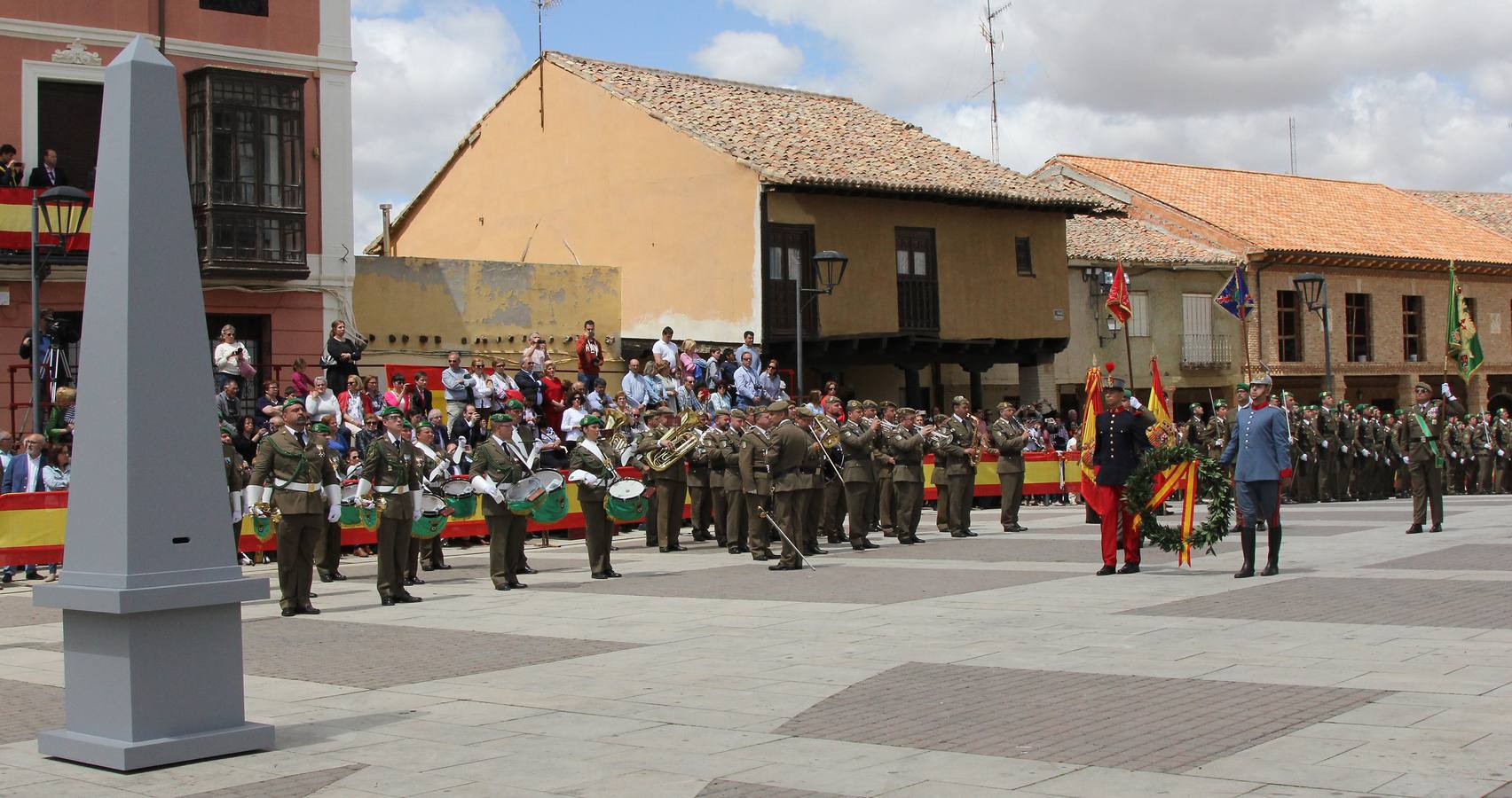 Paredes de Nava rinde honores a las Fuerzas Armadas (1/2)