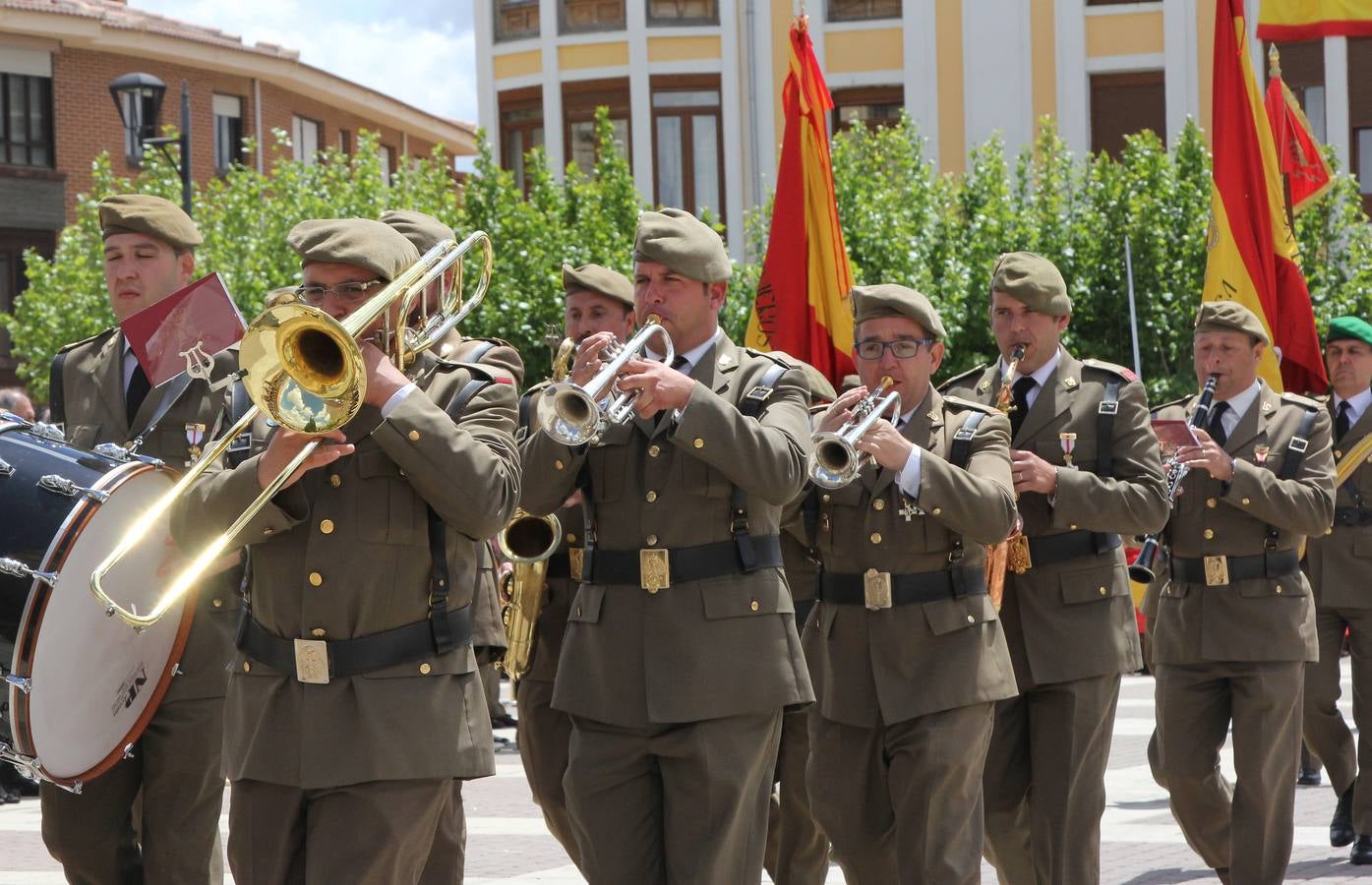 Paredes de Nava rinde honores a las Fuerzas Armadas (1/2)