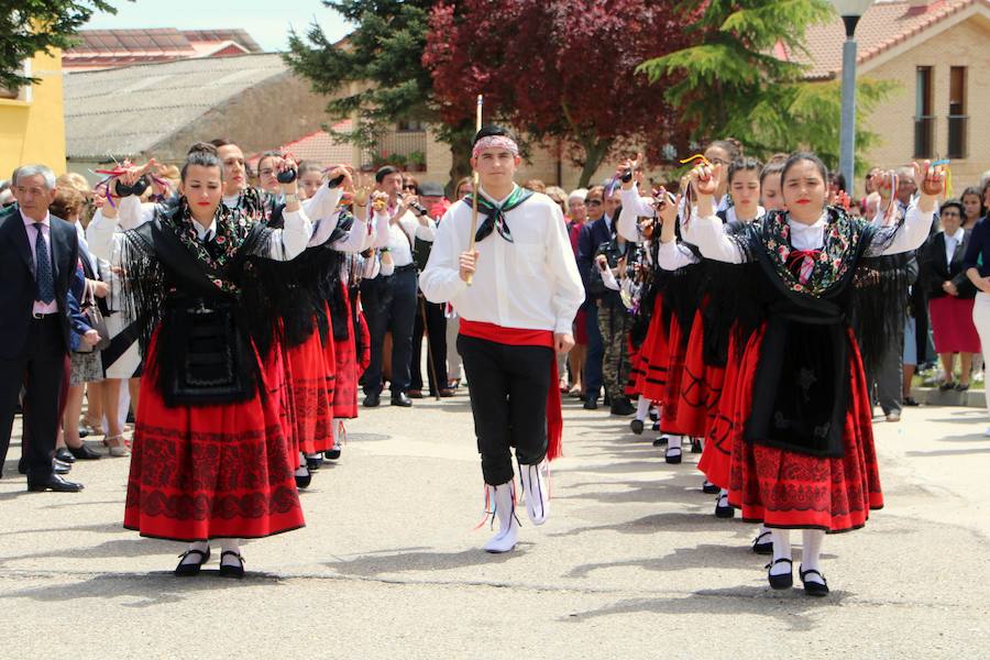 Danzas en Villaviudas en la fiesta de San Isidro