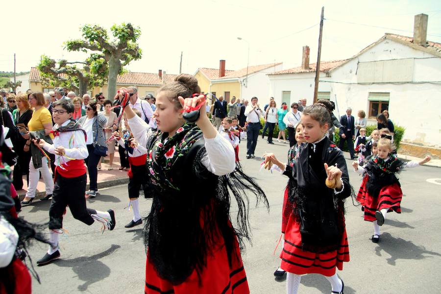 Danzas en Villaviudas en la fiesta de San Isidro