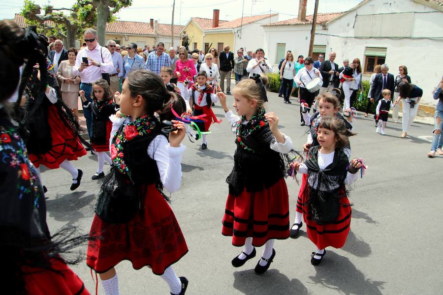 Danzas en Villaviudas en la fiesta de San Isidro