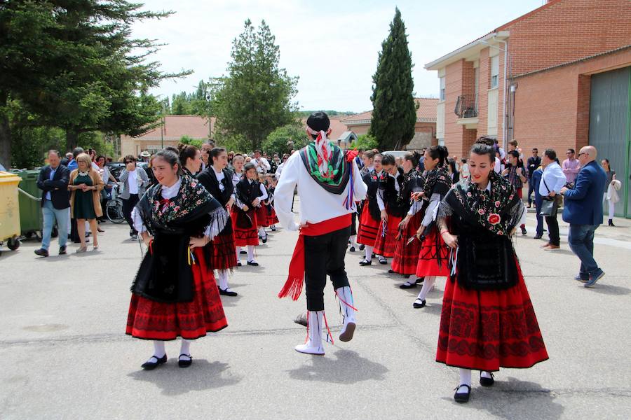 Danzas en Villaviudas en la fiesta de San Isidro