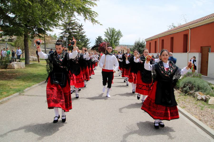 Danzas en Villaviudas en la fiesta de San Isidro