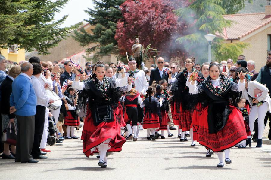 Danzas en Villaviudas en la fiesta de San Isidro